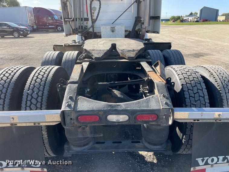 image for item LV9946 2007 Volvo  VN semi truck