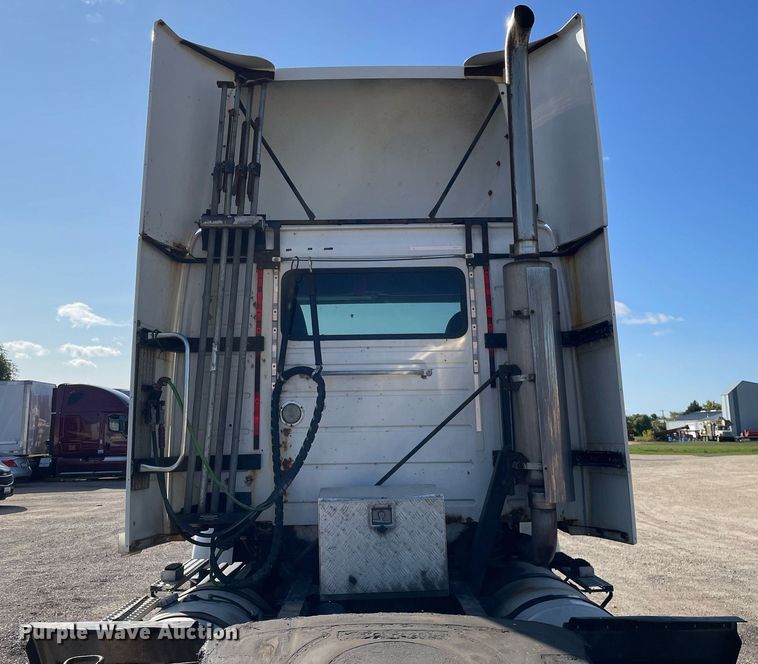 image for item LV9946 2007 Volvo  VN semi truck