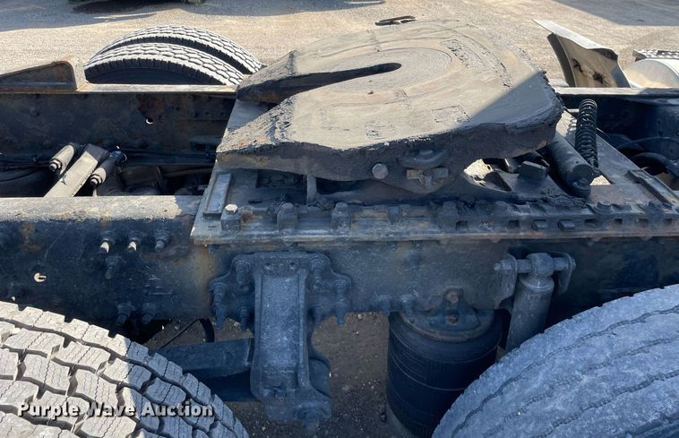 image for item LV9946 2007 Volvo  VN semi truck