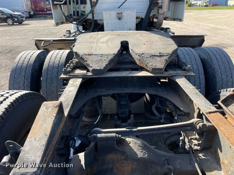 image for item LV9946 2007 Volvo  VN semi truck