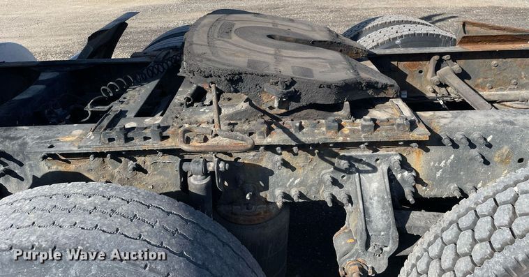 image for item LV9946 2007 Volvo  VN semi truck