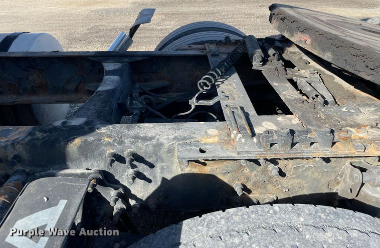 image for item LV9946 2007 Volvo  VN semi truck