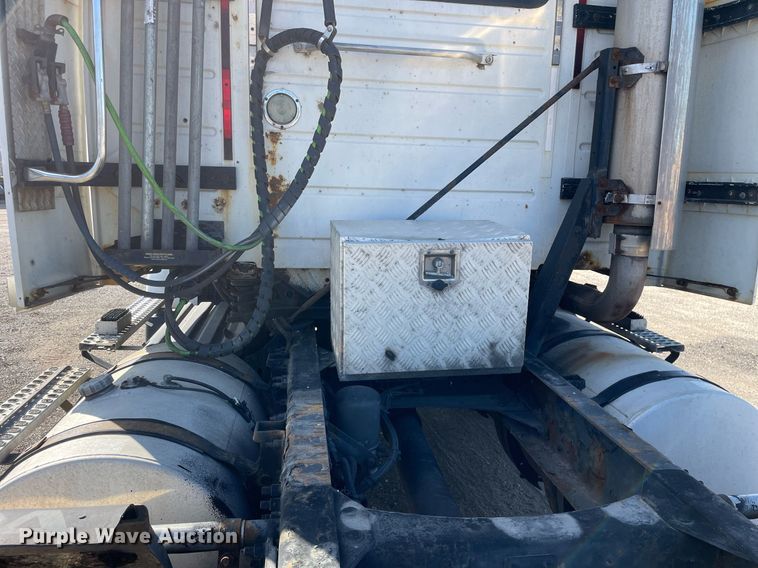 image for item LV9946 2007 Volvo  VN semi truck