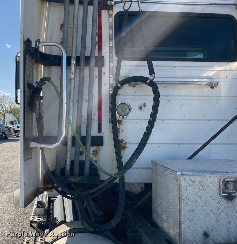 image for item LV9946 2007 Volvo  VN semi truck