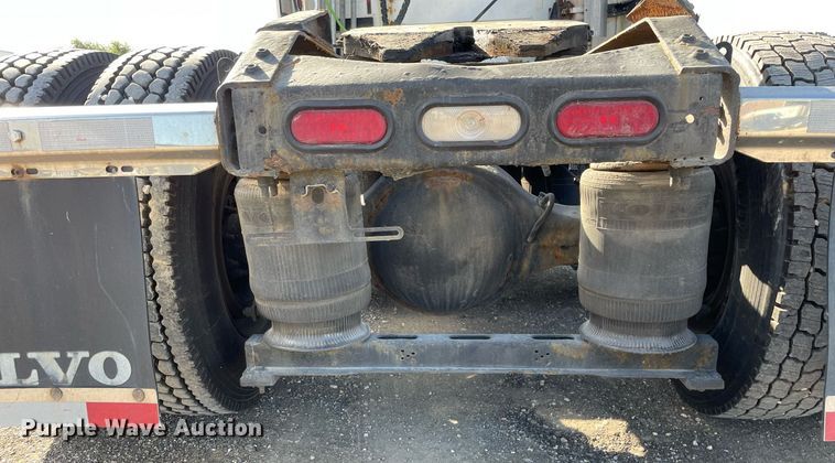 image for item LV9946 2007 Volvo  VN semi truck