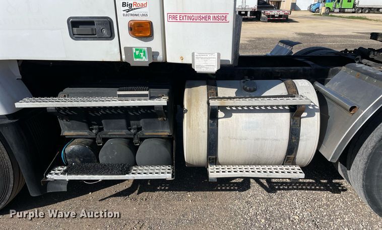 image for item LV9946 2007 Volvo  VN semi truck