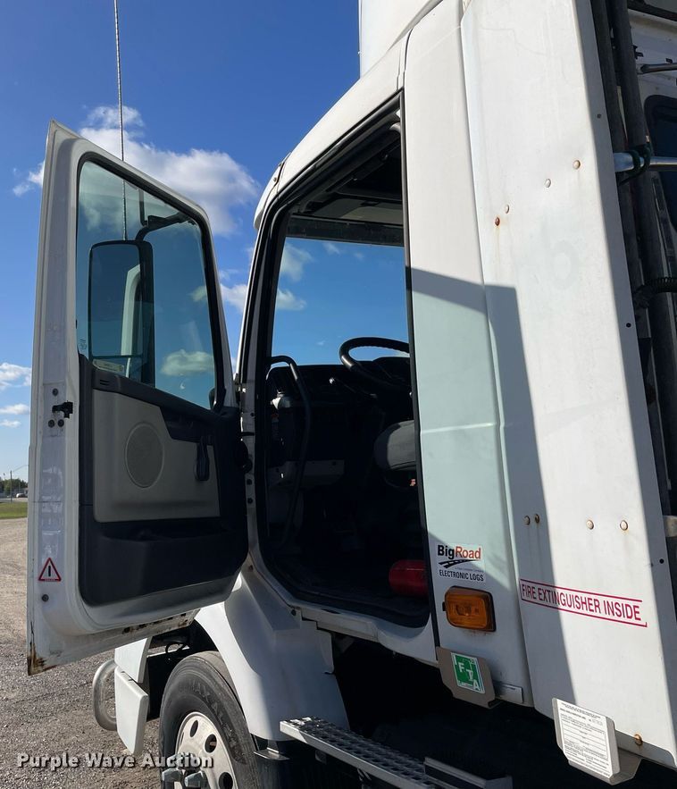 image for item LV9946 2007 Volvo  VN semi truck