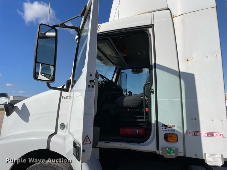 image for item LV9946 2007 Volvo  VN semi truck