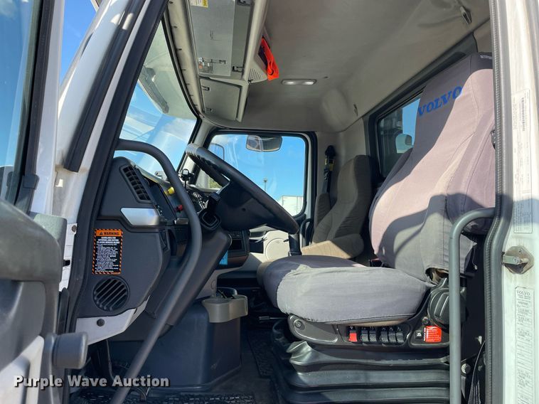 image for item LV9946 2007 Volvo  VN semi truck