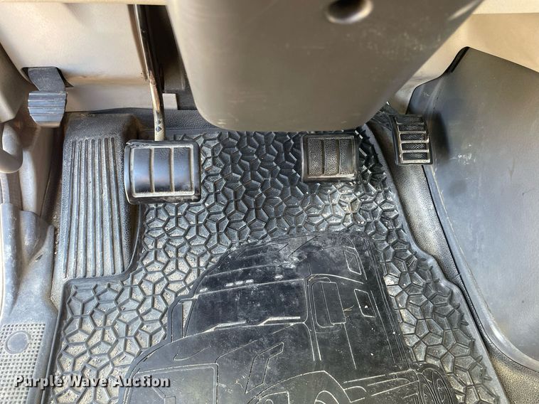 image for item LV9946 2007 Volvo  VN semi truck