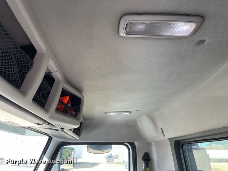 image for item LV9946 2007 Volvo  VN semi truck