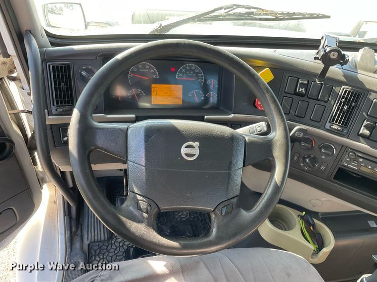 image for item LV9946 2007 Volvo  VN semi truck