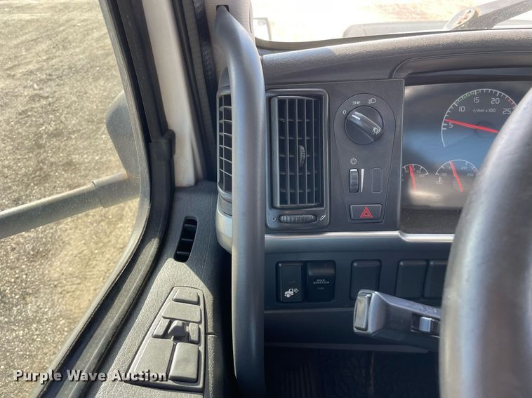 image for item LV9946 2007 Volvo  VN semi truck