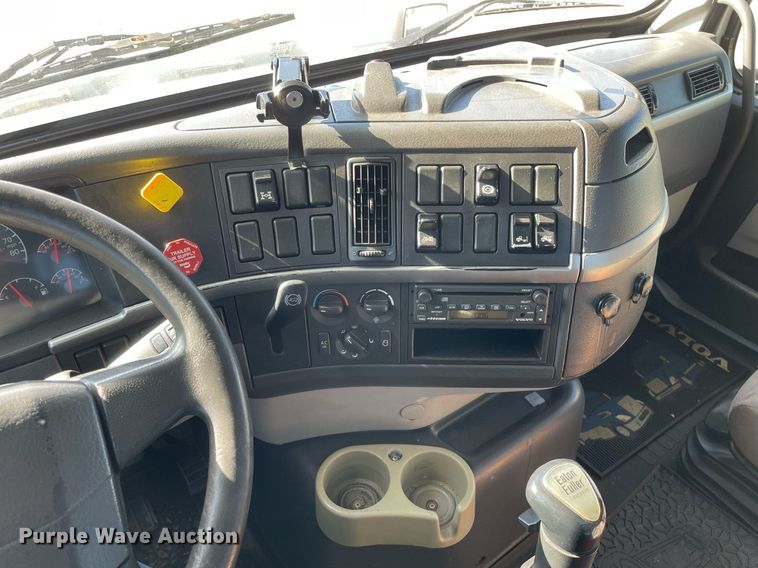 image for item LV9946 2007 Volvo  VN semi truck