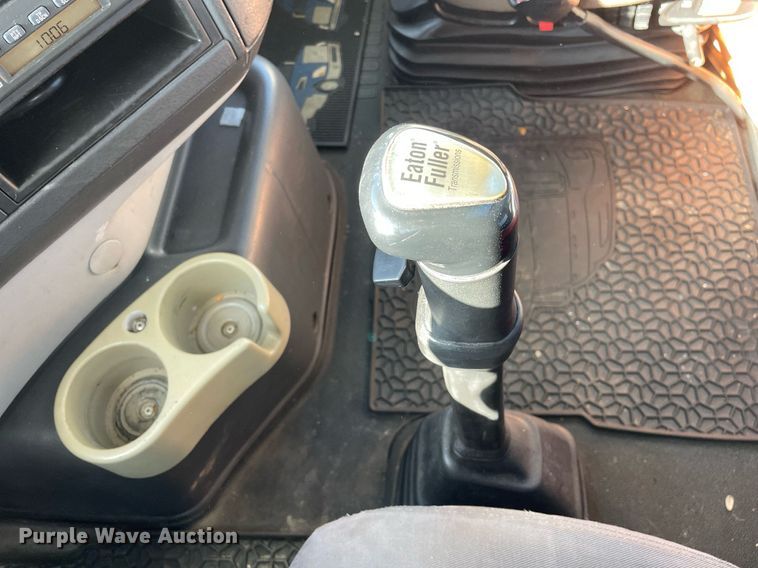 image for item LV9946 2007 Volvo  VN semi truck