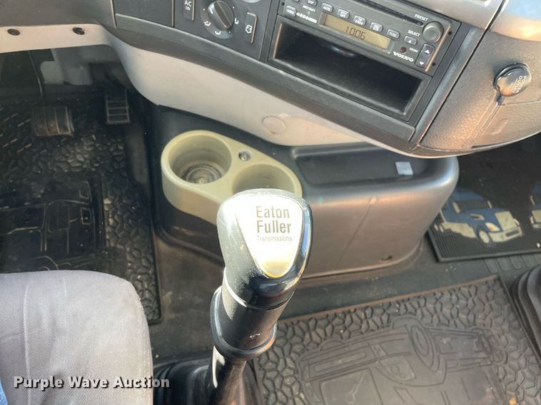 image for item LV9946 2007 Volvo  VN semi truck