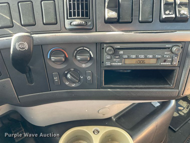 image for item LV9946 2007 Volvo  VN semi truck