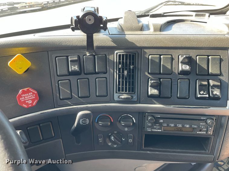 image for item LV9946 2007 Volvo  VN semi truck