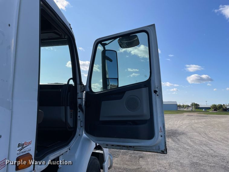 image for item LV9946 2007 Volvo  VN semi truck