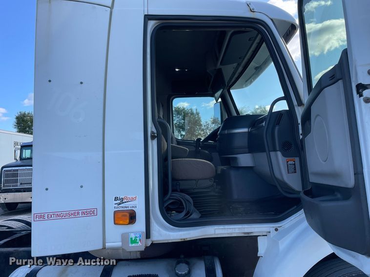 image for item LV9946 2007 Volvo  VN semi truck