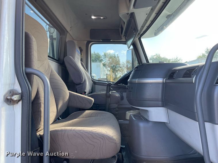 image for item LV9946 2007 Volvo  VN semi truck