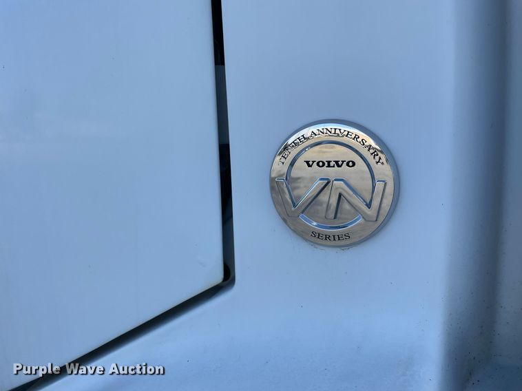 image for item LV9946 2007 Volvo  VN semi truck