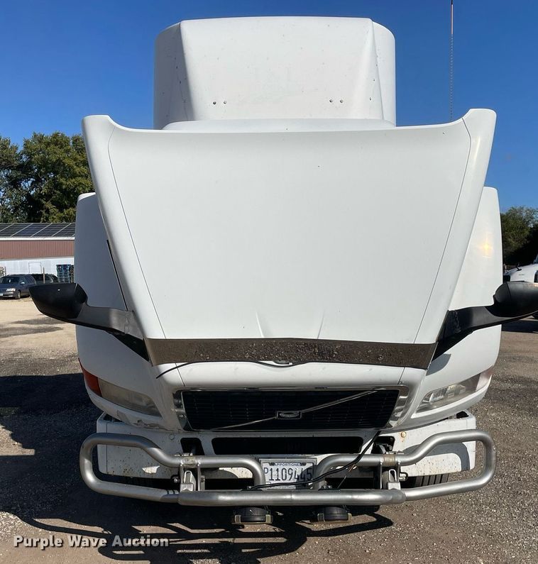 image for item LV9946 2007 Volvo  VN semi truck