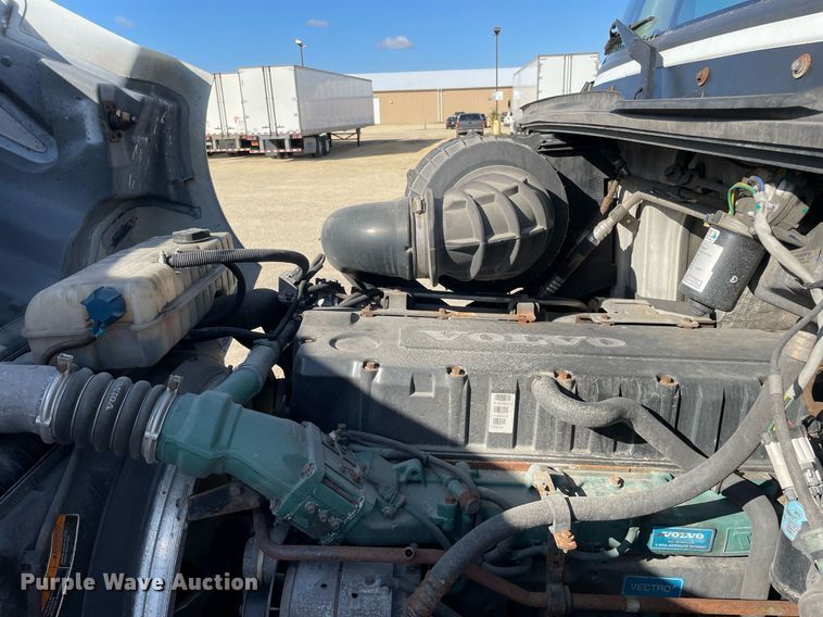 image for item LV9946 2007 Volvo  VN semi truck