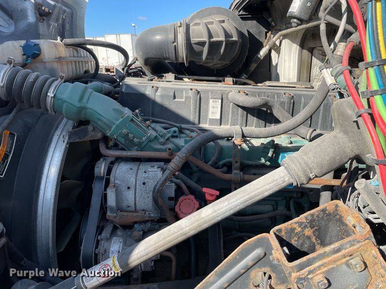 image for item LV9946 2007 Volvo  VN semi truck