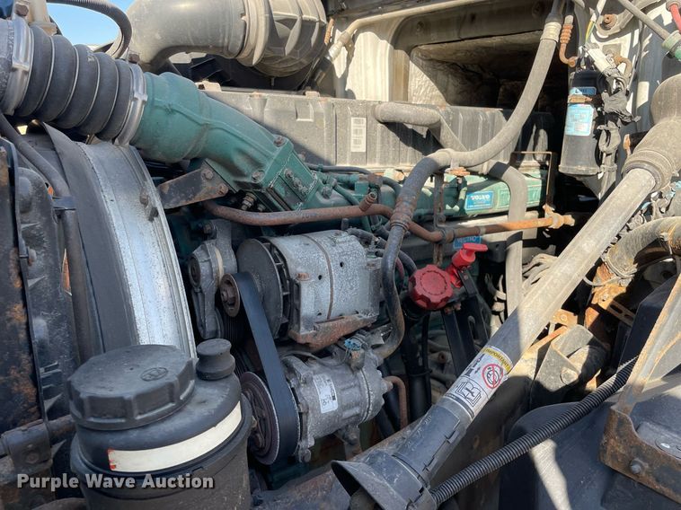 image for item LV9946 2007 Volvo  VN semi truck