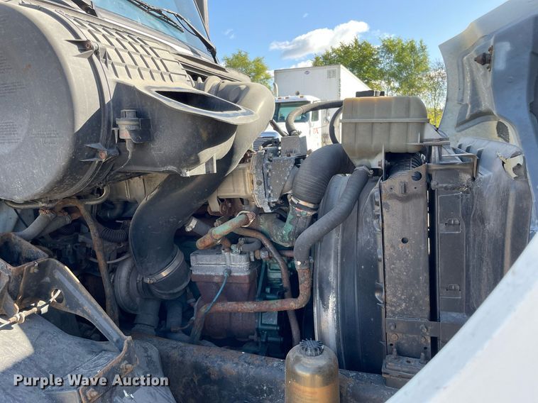 image for item LV9946 2007 Volvo  VN semi truck