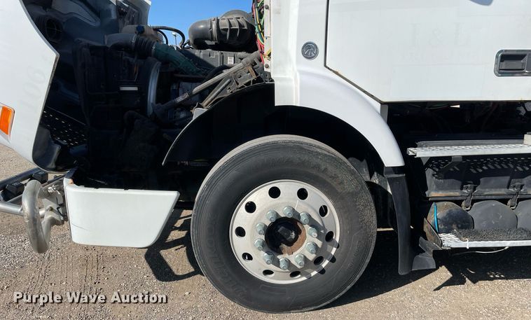 image for item LV9946 2007 Volvo  VN semi truck