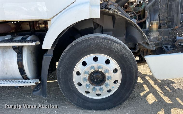 image for item LV9946 2007 Volvo  VN semi truck