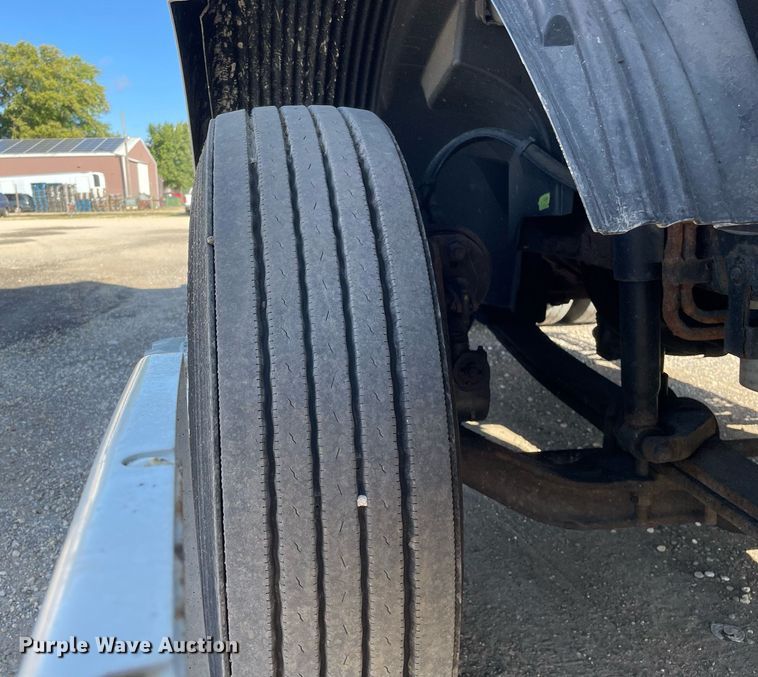 image for item LV9946 2007 Volvo  VN semi truck