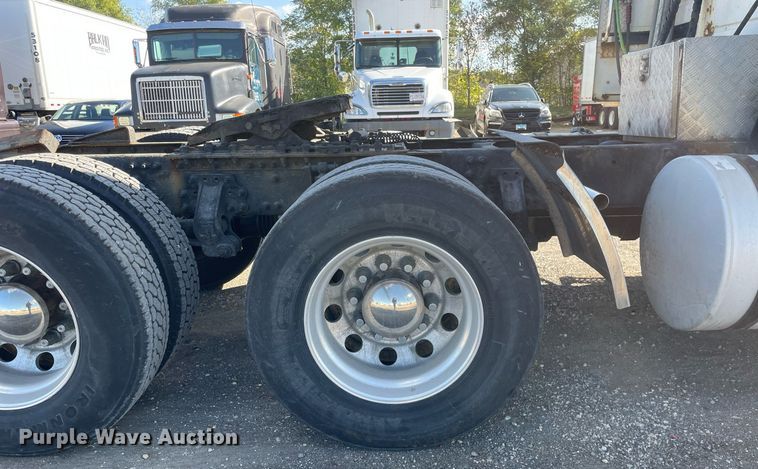 image for item LV9946 2007 Volvo  VN semi truck