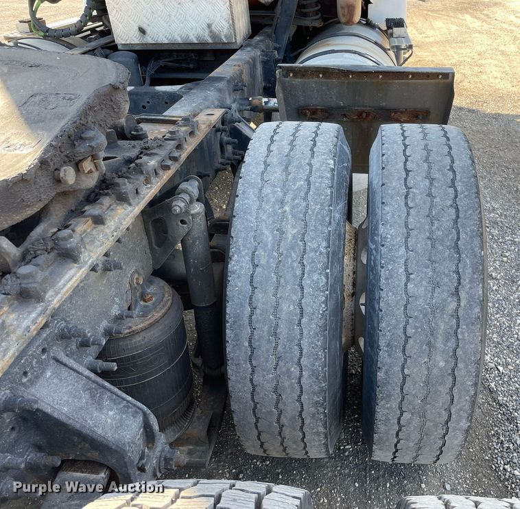 image for item LV9946 2007 Volvo  VN semi truck