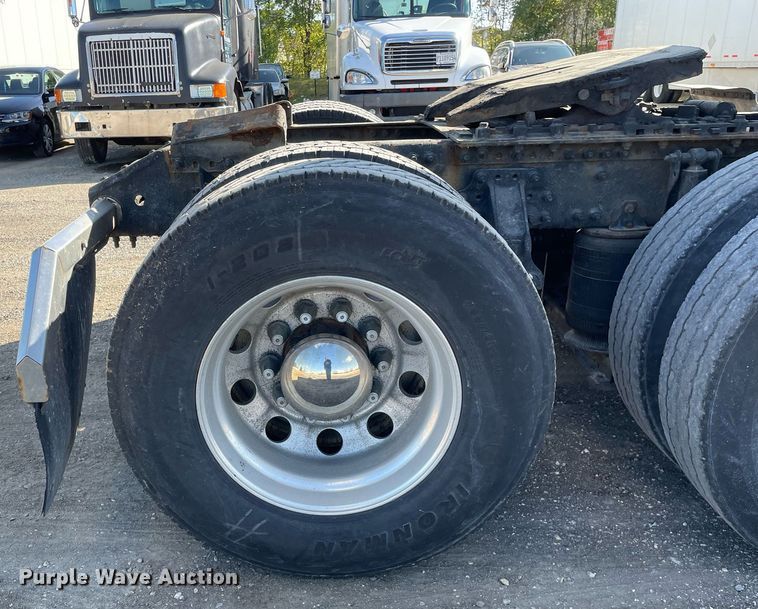 image for item LV9946 2007 Volvo  VN semi truck