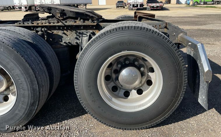 image for item LV9946 2007 Volvo  VN semi truck