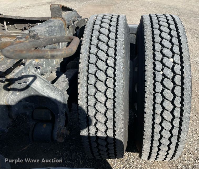 image for item LV9946 2007 Volvo  VN semi truck