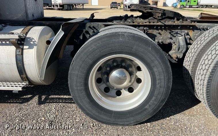 image for item LV9946 2007 Volvo  VN semi truck