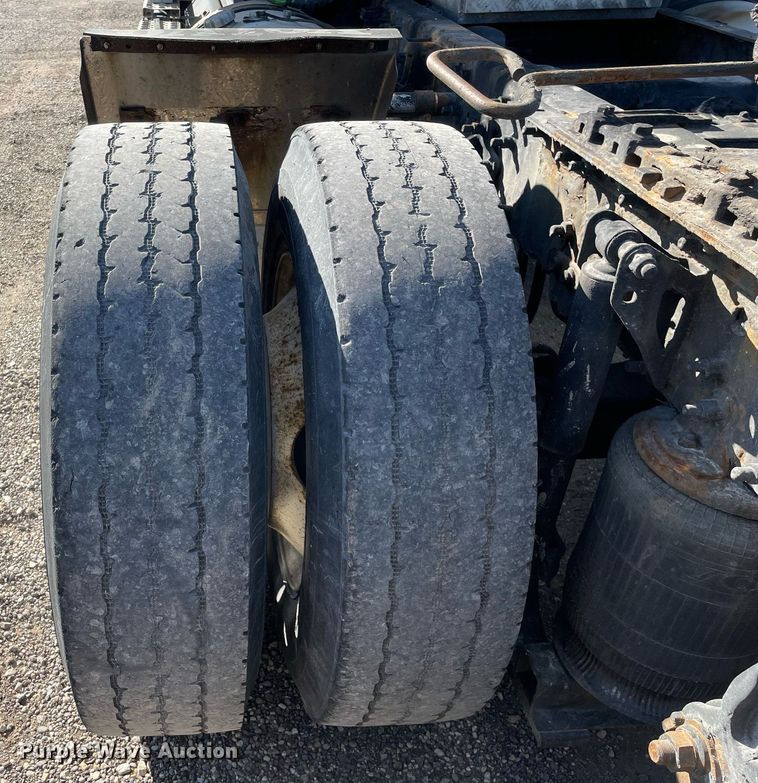 image for item LV9946 2007 Volvo  VN semi truck