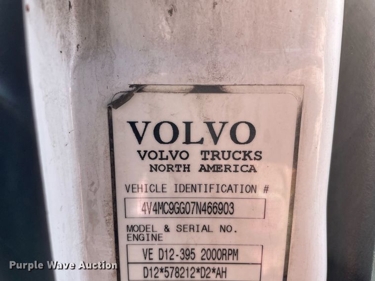 image for item LV9946 2007 Volvo  VN semi truck