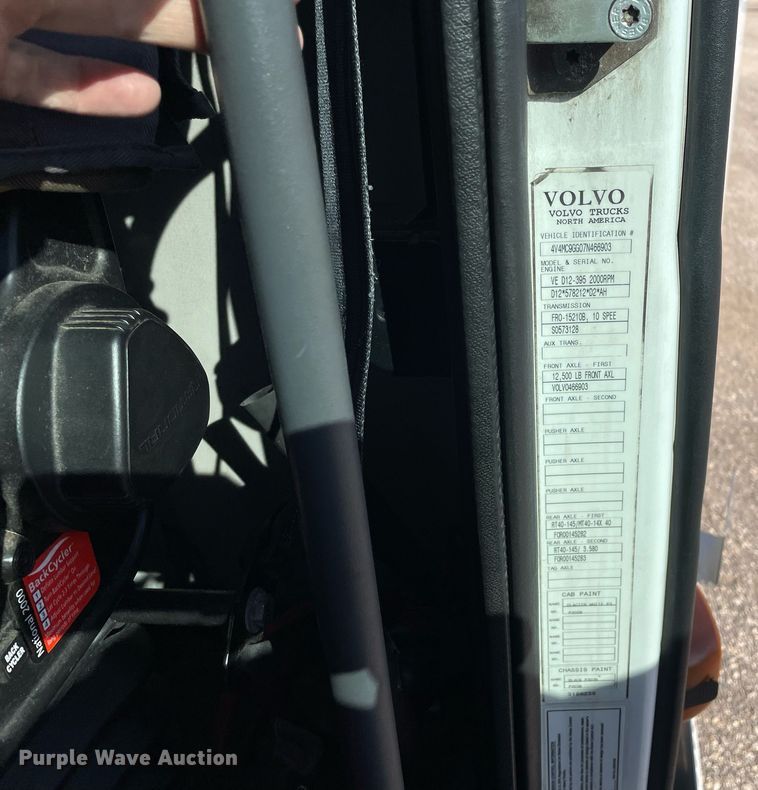 image for item LV9946 2007 Volvo  VN semi truck