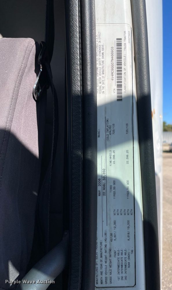 image for item LV9946 2007 Volvo  VN semi truck