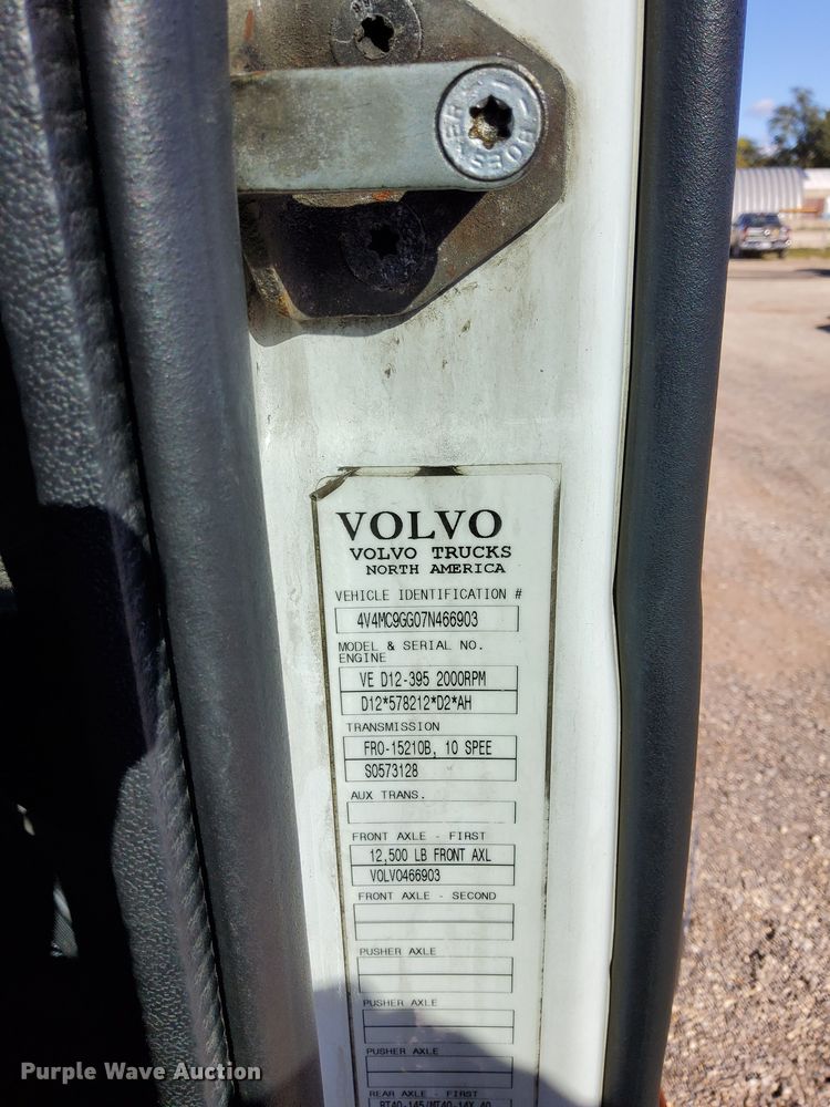 image for item LV9946 2007 Volvo  VN semi truck