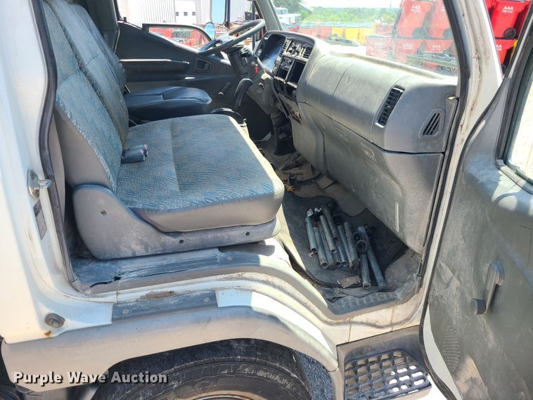 image for item MO9885 1998 Mitsubishi Fuso FE  box truck