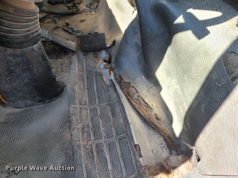 image for item MO9885 1998 Mitsubishi Fuso FE  box truck