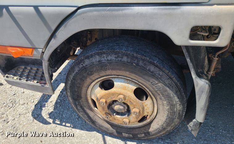 image for item MO9885 1998 Mitsubishi Fuso FE  box truck