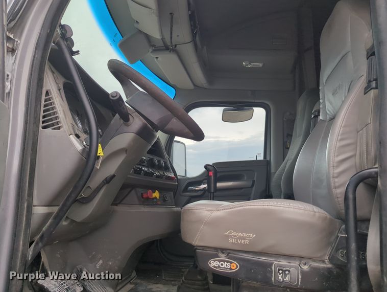 image for item MX9444 2015 Kenworth T880  semi truck