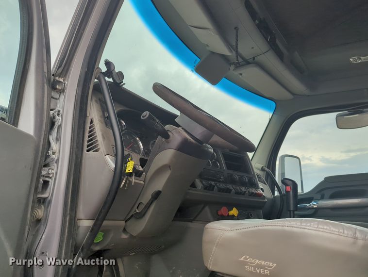 image for item MX9444 2015 Kenworth T880  semi truck